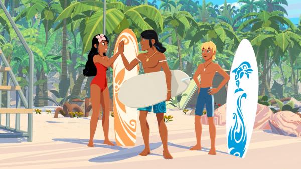 Bild 1 von 3: Auru (M.), Timeti (l.) und Yann (r.) machen mit beim Surfwettkampf auf der Insel Maotou. Timeti und Yann wünschen Auru, der als erster startet, viel Glück.