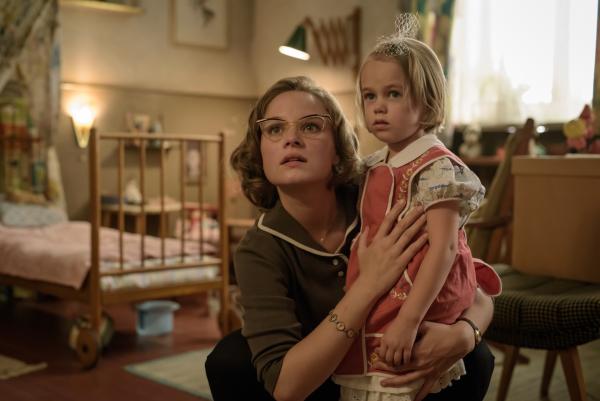 Bild 1 von 15: Monika Schöllack (Sonja Gerhardt, l.) möchte, dass ihre Tochter Dorli (Alma und Smilla Löhr, r.) bei ihr lebt.