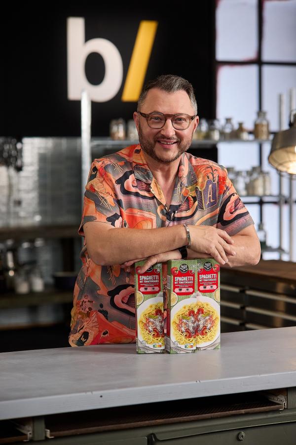 Bild 1 von 12: Die Spaghetti mit Tomatensoße von Aldi ähneln sehr dem Kultprodukt Miracoli. Wie sich die beiden Fertiggerichte unterscheiden, zeigt Sebastian Lege.