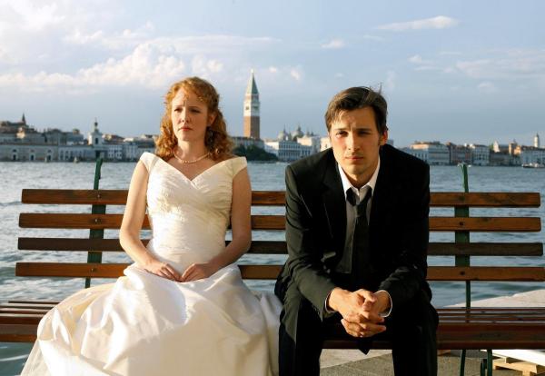 Bild 1 von 1: Im Bild: Die attraktive Sinologie-Studentin Anna (Stefanie Dvorak) und der angehende Architekt Max (Florian David Fitz) sind füreinander bestimmt. Doch ihre Liebe steht unter keinem günstigen Stern.