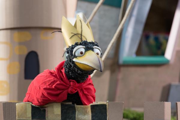 Bild 1 von 4: Rabe Rudi (Lennart Morgenstern) wird langsam sauer: Er ist schließlich der König vom Karottenland, aber niemand hält sich an seine Regeln beim Ritterspiel!