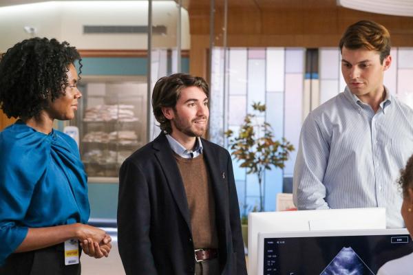 Bild 1 von 18: Im Bild (v.li.): Summer Brown (Dr. Olivia Jackson), Noah Galvin (Dr. Asher Wolke), Sam Robert Muik (Will Hooper).