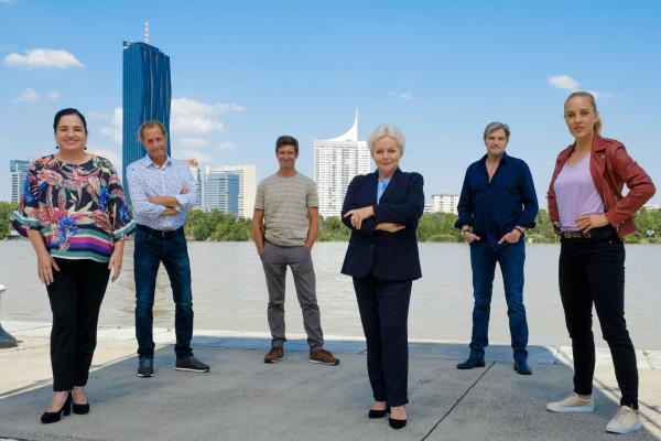 Bild 1 von 16: Im Bild (v.li.): Maria Happel (Dr. Franziska Beck), Helmut Bohatsch (Franz Wolfahrt), Andreas Kiendl (Klaus Lechner), Brigitte Kren (Dr. Henriette Wolf), Stefan Jürgens (Carl Ribarski), Lilian Klebow (Penny Lanz).