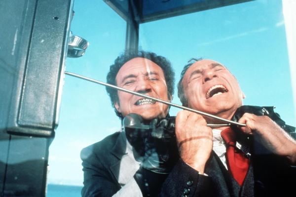 Bild 1 von 7: In einer Telefonzelle wird Dr. Thorndyke (Mel Brooks, r.) von dem Killer (Rudy De Luca, l.) überfallen ...