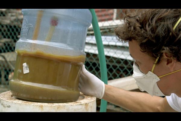 Bild 1 von 4: Der Plastikbehälter eines Wasserspenders, eine Pumpe, ein paar Meter Schlauch -- fertig ist die Biodieselanlage Marke Eigenbau.