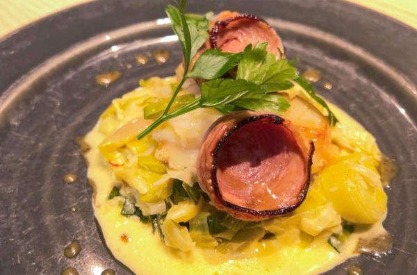 Bild 1 von 3: Ein bretonisches Gericht, das Land und Meer perfekt verbindet: Sandrine kocht eine Jakobsmuschelpfanne mit gebratener Andouille-Wurst.