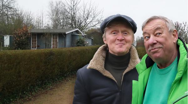Bild 1 von 1: Das ist der Christoph Biemann. Und der nimmt Pierre M. Krause heute mit zum Kompost. Christoph ist eine Fernsehlegende. Er ist fast so viele Jahrzehnte im Fernsehen wie er Kettensägen im Gartenhaus hat. Klingt komisch, ist aber so: die Kurzstrecke mit Christoph Biemann!