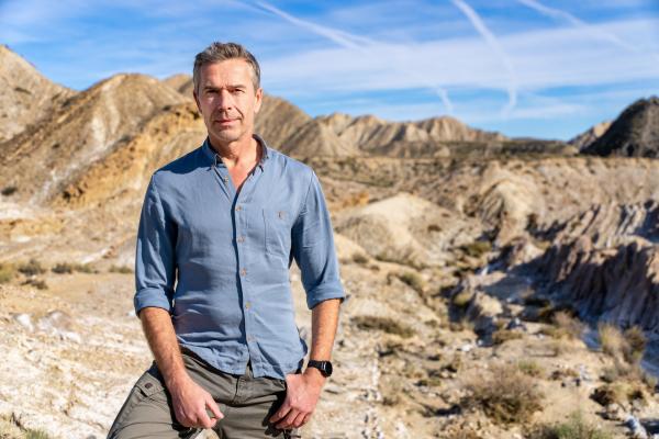 Bild 1 von 13: Eine der trockensten Gegenden Europas ist die Tabernas-Halbwüste. Bis zu 34 Grad Hitze, mehr als 3000 Stunden Sonne im Jahr und unter 240 mm Jahresniederschlag machen Gegend knochentrocken und lebensfeindlich. Dirk Steffens zeigt, dass es selbst in Wüsten Inseln des Lebens gibt. Sie sind im Gegensatz zu echten Inseln nicht von Wasser umgeben, sondern durch die trockene Umgebung isoliert.