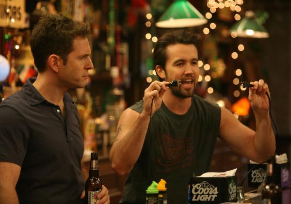 Bild 1 von 13: Dennis Reynolds (Glenn Howerton, l.); Mac (Rob McElhenney, r.)