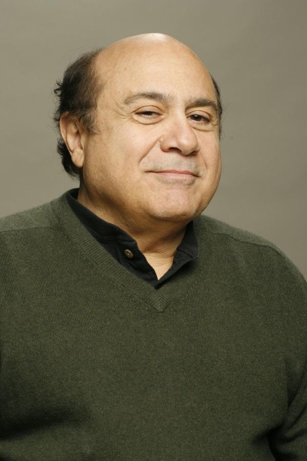 Bild 1 von 22: (3. Staffel) - Frank Reynolds (Danny DeVito) ist der juristische Vater von Dennis und Dee, beteuert immer nur das Beste für seine Kinder zu wollen, nutzt sie allerdings ständig aus und spannt sie für seine Zwecke ein ...