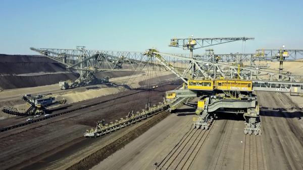 Bild 1 von 4: In der Lausitz ist die Abraumförderbrücke F60 stationiert.