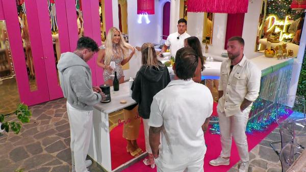 Bild 1 von 4: Lauras Einzug sorgt für Wirbel in der Villa