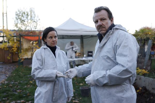 Bild 1 von 11: Nachdem neue Hinweise aufgetaucht sind, untersuchen Winni Karls (Ronald Kukulies) und Martha Stachowicz (Karolina Horster) mit weiteren Kollegen der Spurensicherung den mutmaßlichen Ort, an dem der Junge vergraben wurde.