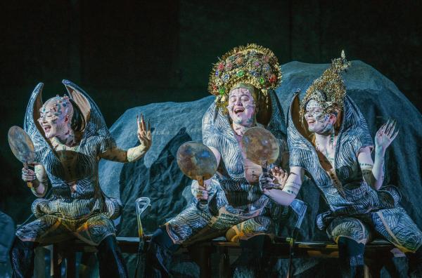 Bild 1 von 3: Die Rheintöchter Wellgunde, Floßhilde und Woglinde, gespielt von Yajie Zhang, Jess Dandy und Louise Foor (v.l.). Die Rheintöchter sind Wasserwesen, die das Rheingold bewachen.