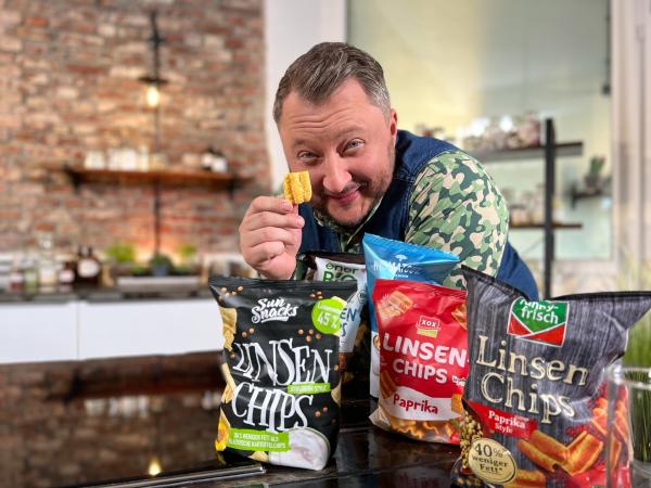 Bild 1 von 3: Sind Linsenchips wirklich die leichte Alternative zu Kartoffelchips? Sebastian Lege findet es heraus.