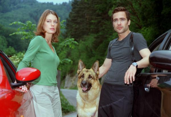 Bild 1 von 1: Im Bild: Marc Hoffmann (Alexander Pschill), Niki Herzog (Elke Winkens) und Rex auf der Suche nach dem Verdächtigen.