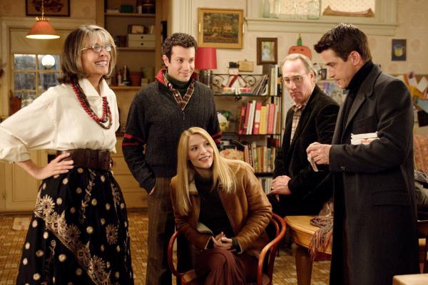 Bild 1 von 3: Julie Morton (Claire Danes, seated) gets to know Stone family members Sybil (Diane Keaton), Thad (Ty Giordano), Kelly (Craig T. Nelson) and Everett (Dermot Mulroney), in THE FAMILY STONE.
