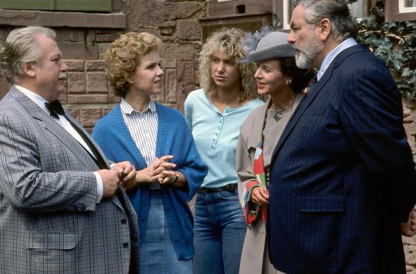 Bild 1 von 1: Veras (Witta Pohl, 2.v.l.) Tochter Marion (Sabine Kaack, M.) will mit Hilfe des Brauereibesitzers Berning (Hans Wyprächtihger, r.) ein Lokal eröffnen. Onkel Ludwig (Günter Strack, l.) aber ist überaus skeptisch. Frau Berning (Brigitte Goebel, 2.v.r.) ist zuversichtlich.