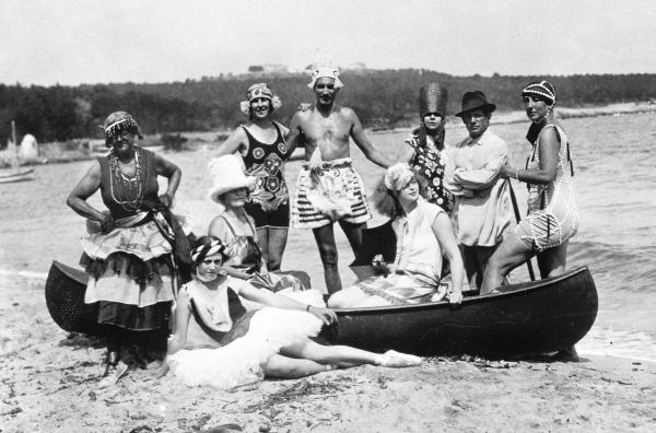 Bild 1 von 6: Die Erfindung der Sommersaison: 1923 feiert das amerikanische Ehepaar Gerald und Sara Murphy (Mi.) zusammen mit Pablo Picasso (re.) und weiteren wohlhabenden Gästen exzentrische Partys am Strand.