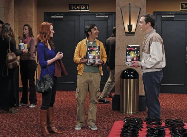 Bild 1 von 35: Noch ahnen Raj (Kunal Nayyar, M.) und Sheldon (Jim Parsons, r.) nicht, als sie auf Emily (Laura Spencer, l.) treffen, dass sie in männlicher Begleitung ist ...