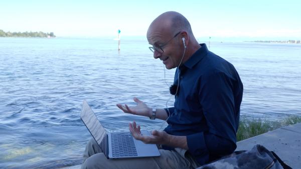 Bild 1 von 2: Karsten Schwanke bei einer Skypekonferenz mit Vertretern der Anrainerstaaten, die sich gemeinsam um die Wasserqualität des Sees kümmern. Über die Landesgrenzen hinweg.