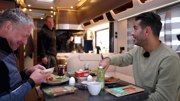 Bild 1 von 4: Wie kommen Niki, Matthias und Hamid mit dem Zusammenleben auf engstem Raum klar..?