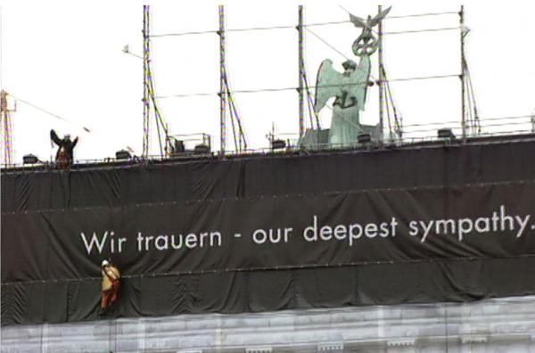 Bild 1 von 1: In den 2000er Jahre ist Berlin im rasanten Wandel. Als deutsche Hauptstadt wird die Stadt auch Bühne der Weltpolitik - und weltweiter Mythos, nicht nur in Sachen Nachtleben. Die D-Mark geht, der Euro kommt, doch die Finanzlage der Stadt bleibt katastrophal. \