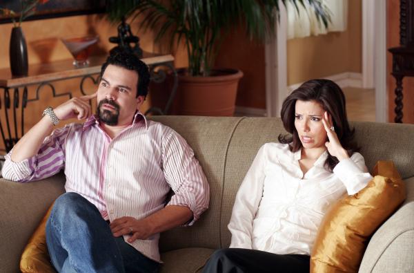 Bild 1 von 24: Gabrielle (Eva Longoria, r.) und Carlos (Ricardo Antonio Chavira, l.) versuchen eine Frau zu finden, die ihnen ihr Baby zur Adoption überlässt, doch dies ist einfacher gesagt als getan, denn das Baby soll gewissen Standards entsprechen ...