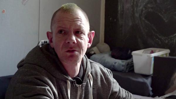 Bild 1 von 4: S09E01: Micky steht in Magdeburg vor der Räumung seiner Wohnung, da er seinen Bürgergeldantrag nicht verlängert hat. Er muss eine Lösung finden, um nicht auf der Straße zu landen.