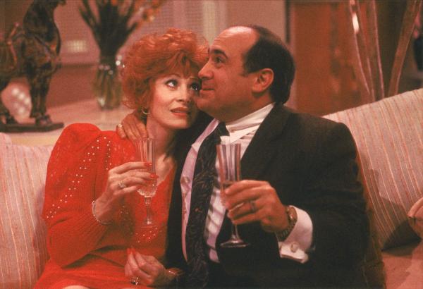 Bild 1 von 7: Zusammen mit Carol Dodsworth (Anita Morris, l.) feiert der Geschäftsmann Sam Stone (Danny DeVito, r.) die Entführung seiner ungeliebten Ehefrau ...