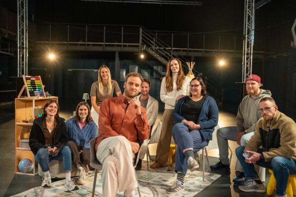 Bild 1 von 8: Psychologe Leon Windscheid (4.v.l.) mit den Teilnehmenden des Sozial-Experiments zum Thema \