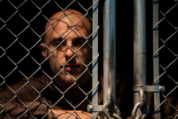 Bild 1 von 9: Auch für Victor (Nickola Shreli) scheint es keinen Ausweg mehr aus der Hölle zu geben ...