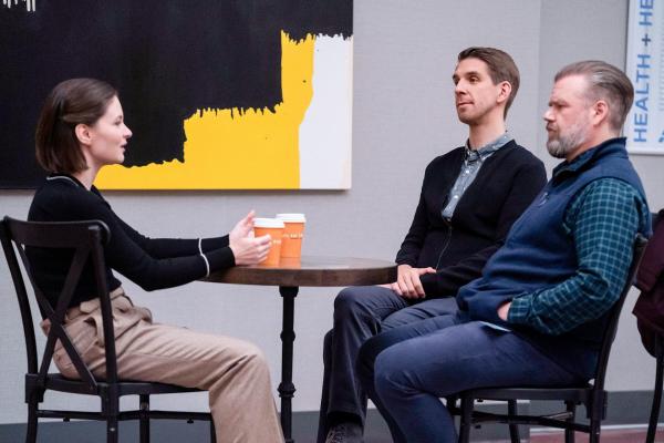 Bild 1 von 15: Im Bild (v.li.): Sandra Mae Frank (Dr. Elizabeth Wilder), Connor Marx (Ben), Tyler Labine (Dr. Iggy Frome).