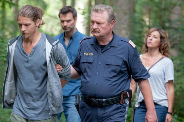 Bild 1 von 30: Im Bild (v.li.): Philipp Karlsbader (Zacharias Moser), Jakob Seeböck (Lukas Roither), Ferry Öllinger (Kroisleitner), Julia Cencig (Nina Pokorny).