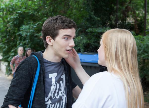Bild 1 von 6: Lennard (Maximilian Braun) wird überraschend von Luisa (Tessa Dökel) geküsst.