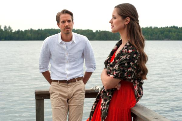 Bild 1 von 15: Robert (Christian Wunderlich) und Helen (Nathalie Thiede) fühlen sich zueinander hingezogen.