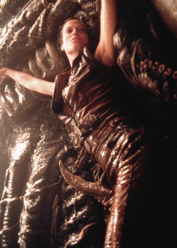 Bild 1 von 12: Für das Militär ist sie ein Abfallprodukt, aber als die Situation auf dem Raumschiff eskaliert, bekommt Ellen Ripley (Sigourney Weaver) eine Chance, sich als Lebewesen zu beweisen ...