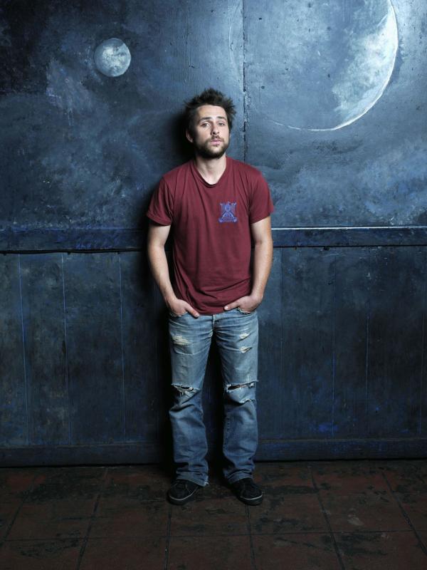 Bild 1 von 17: (1. Staffel) - Charlie Kelly (Charlie Day) ist ebenfalls Mitbesitzer des Paddy's und seit seiner Kindheit mit Mac befreundet ...