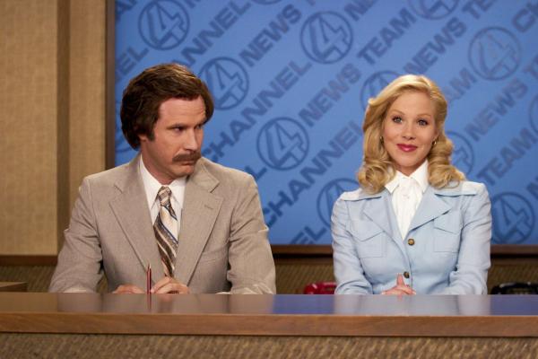 Bild 1 von 4: Ron Burgundy (Will Ferrell, l.); Veronica Corningstone (Christina Applegate, r.)