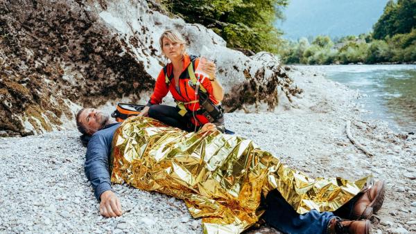 Bild 1 von 22: Im Bild: Katharina (Luise Bähr) und ihr Team haben den schwerverletzten und erschöpften Robert Eichner (Simon Böer) gefunden. Jetzt zählt jede Minute.