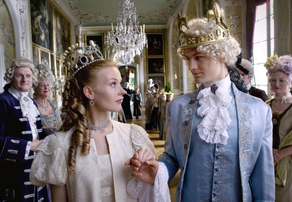 Bild 1 von 3: Das Krönungspaar: die Prinzessin (Rike Kloster) und der Prinz (Robert Gwisdek).