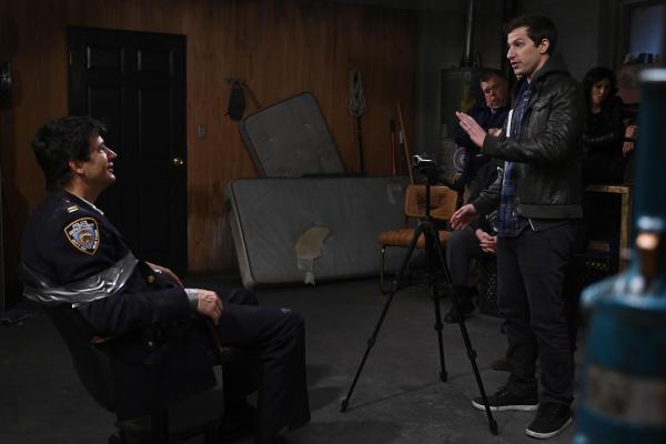 Bild 1 von 17: Jason Stentley (Ken Marino, l.); Jake Peralta (Andy Samberg, r.)