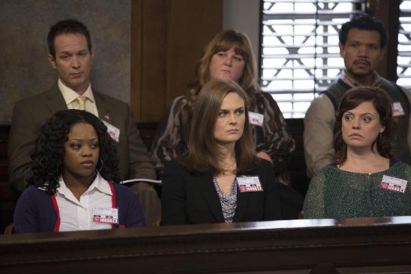 Bild 1 von 9: Temperance Brennan (Emily Deschanel, Mitte)