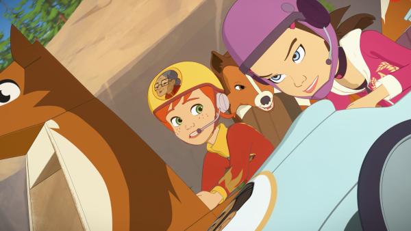 Bild 1 von 4: Zoé (l.) - mit ihrer Kopilotin Lassie - und Samantha liefern sich einen erbitterten Wettstreit auf der herausfordernden Rennstrecke.