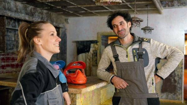 Bild 1 von 3: Im Bild: Kira Schinko mit Stefan Knappitsch, der das elterliche Wirtshaus zur Paintball Arena umfunktioniert hat.