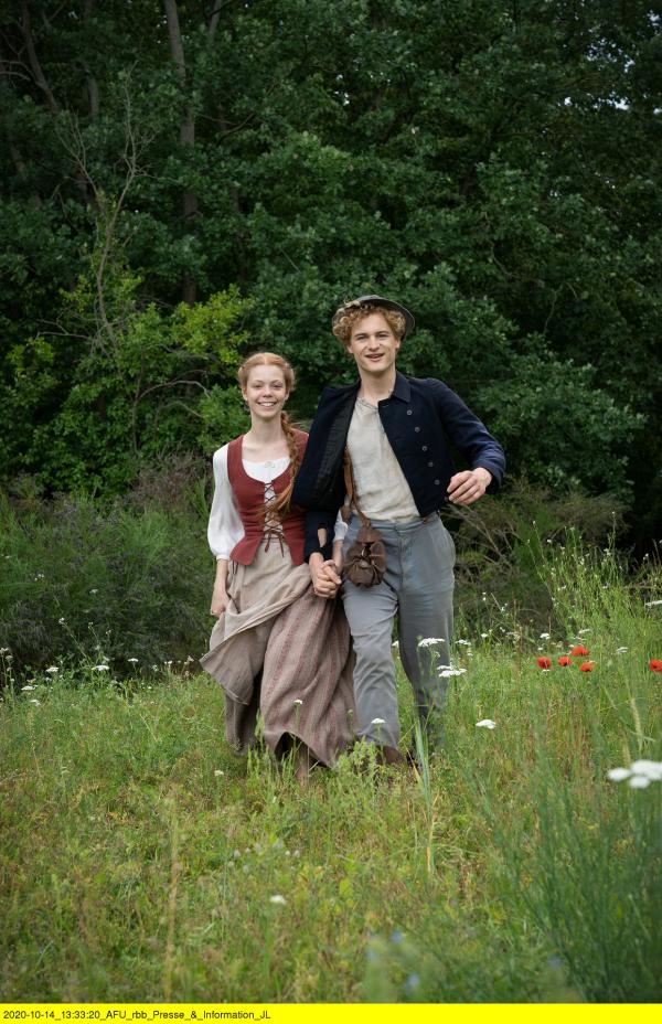 Bild 1 von 6: Anna Barbara (Valerie Sophie Körfer) und Stefan (Justus Czaja) sind endlich frei.
