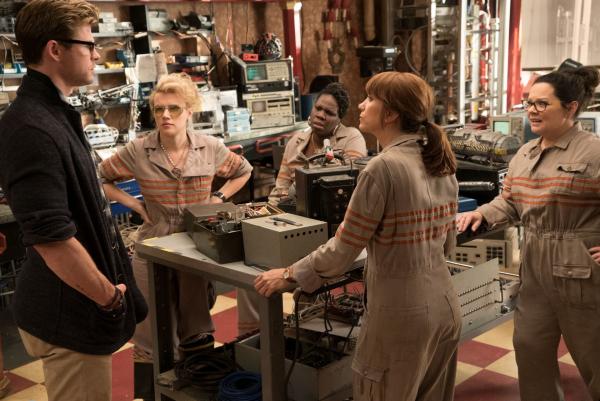 Bild 1 von 4: The Ghostbusters Holtzmann (Kate McKinnon), Patty (Leslie Jones), Erin (Kristen Wiig), Abby (Melissa McCarthy) with their receptionist Kevin (Chris Hemsworth) in Columbia Pictures' GHOSTBUSTERS.