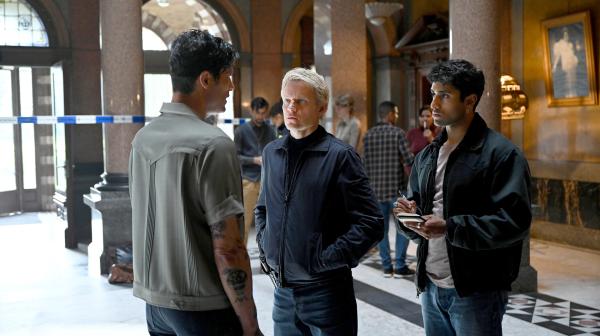 Bild 1 von 1: Kommissar Van der Valk (Marc Warren, Mitte) und sein Kollege Eddie Suleman (Azan Ahmed, re.) befragen Hans Lansing (Poal Cairo, li.).