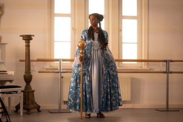 Bild 1 von 4: Frau Miesbachs (Liz Baffoe) Tanzmodul beschäftigt sich mit höfischen Tänzen.