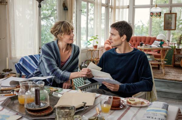Bild 1 von 5: Zwischen Marianne (Frida Gustavsson) und David entsteht eine spürbare Spannung, obwohl sie mit Markus (August Wittgenstein) verheiratet ist.